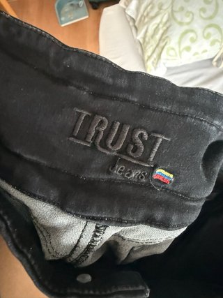 Pantalón Colombiano Negro con Detalles Dorados
