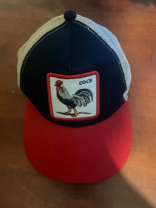 Gorra con parche de gallo