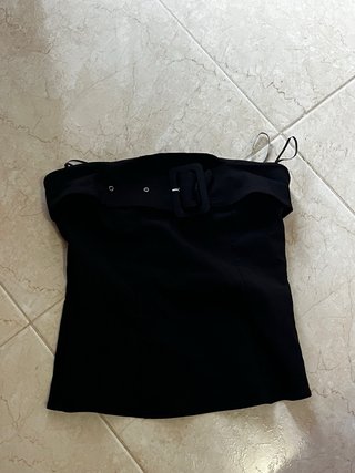 Top negro con cinturón