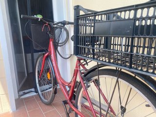 Bicicleta de paseo roja con cesta