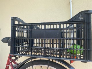 Bicicleta de paseo roja con cesta