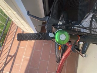 Bicicleta de paseo roja con cesta
