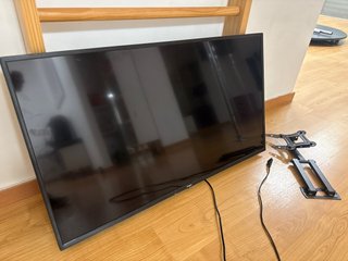 Televisor 38” con soporte incluido