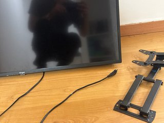 Televisor 38” con soporte incluido