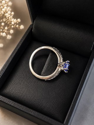 Anillo Oro Blanco 18K Tanzanita Natural