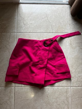 Falda pantalón rosa con cinturón