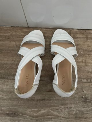 Sandalias de cuña y tiras cruzadas. T.36
