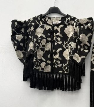 Chaqueta bordada flores negra