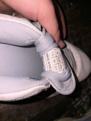 Zapatillas Nike grises y blancas