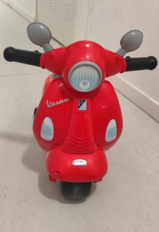 Moto de juguete Vespa roja