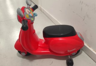 Moto de juguete Vespa roja