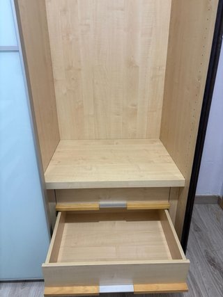 Armario espacioso con cajoneras