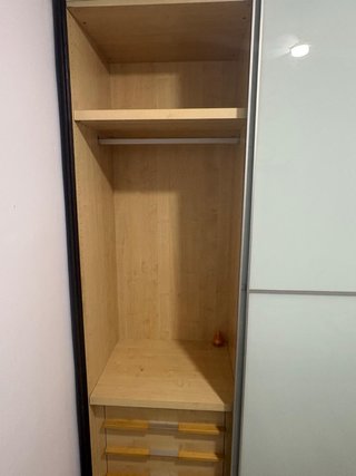 Armario espacioso con cajoneras