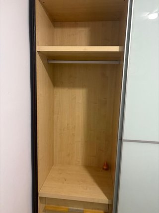 Armario espacioso con cajoneras