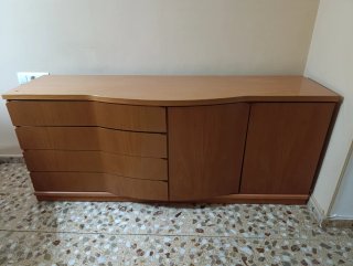 Cómoda de madera con 4 cajones y 2 puertas