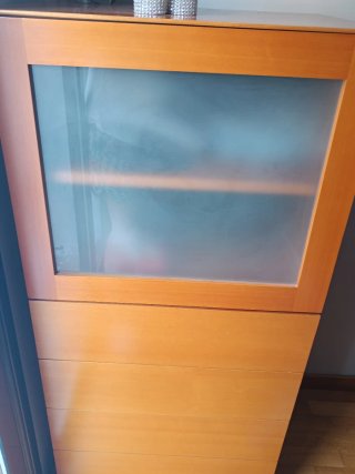Cajonera de madera con puerta de cristal