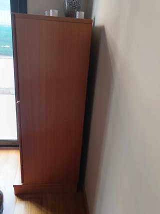 Cajonera de madera con puerta de cristal