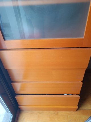 Cajonera de madera con puerta de cristal