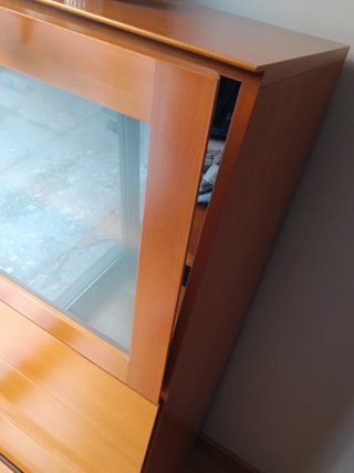 Cajonera de madera con puerta de cristal