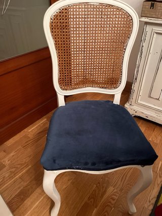 Mesa de comedor con sillas antiguas