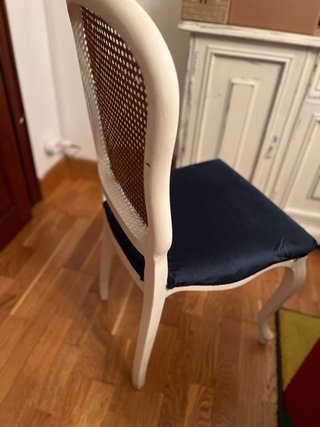 Mesa de comedor con sillas antiguas
