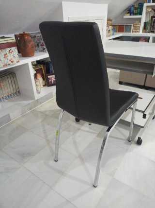 Silla de oficina negra y plateada