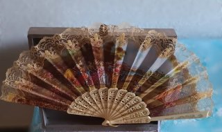 Aderezo dorado y pedrería roja