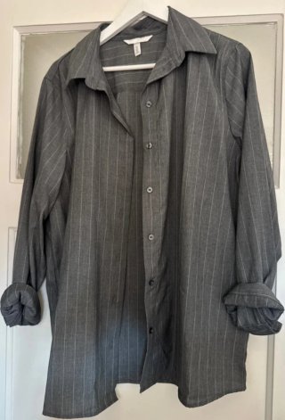 Camisa gris con raya diplomática