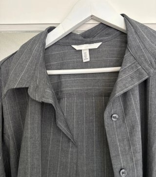 Camisa gris con raya diplomática