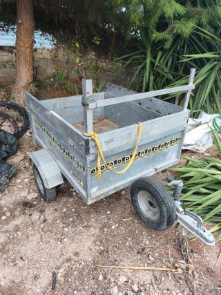 Remolque basculante metálico. Está en Mazarron
