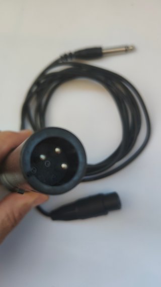 Micrófono dinámico de mano con cable