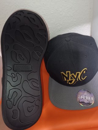 Lote Alexander McQueen y Gorra Jordan NYC