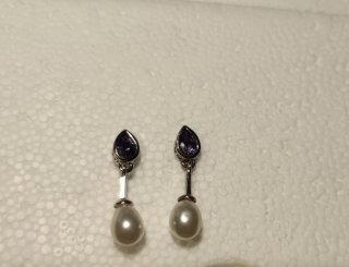 Pendientes perlas  blancas y morado