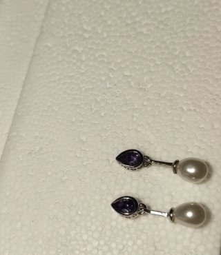 Pendientes perlas  blancas y morado