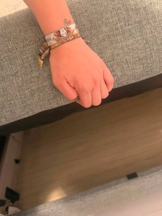 Sofá cama gris con cojines rojos