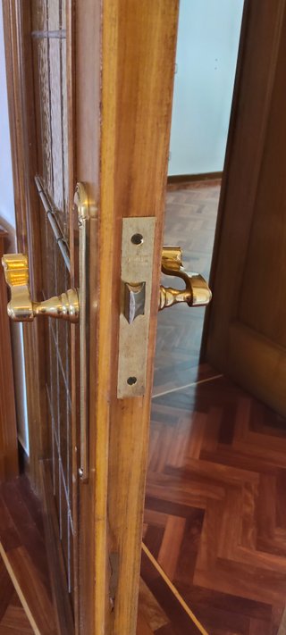 Puerta madera con vidriera emplomada