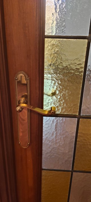 Puerta madera con vidriera emplomada