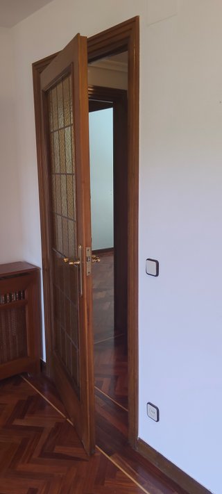 Puerta madera con vidriera emplomada