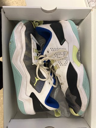 Zapatos Baloncesto Jordan Dorados y Blancos