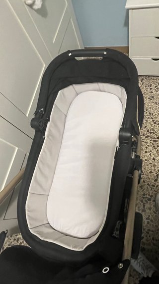 Carrito de bebé negro