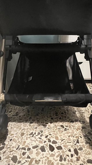 Carrito de bebé negro