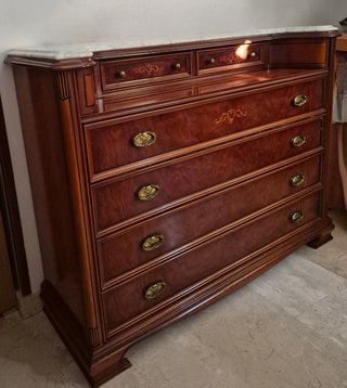 Cómoda elegante de madera y mármol.