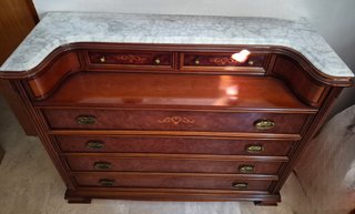Cómoda elegante de madera y mármol.