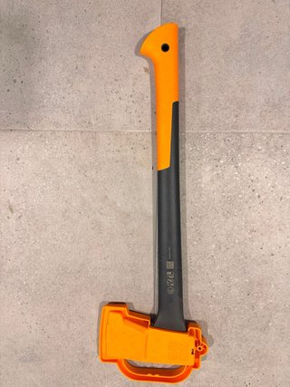 Hacha Fiskars con funda protectora