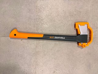 Hacha Fiskars con funda protectora