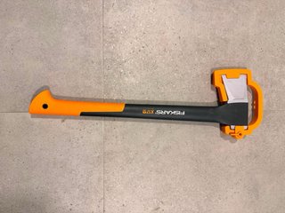 Hacha Fiskars con funda protectora