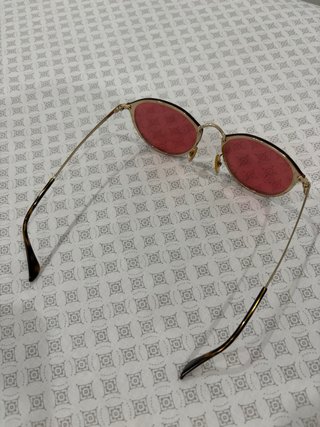 Gafas de sol Ray-Ban doradas y rosas