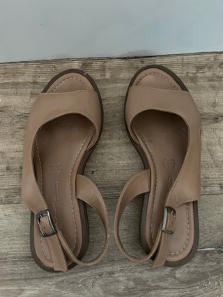 Sandalia de piel color beige. T.36