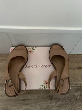 Sandalia de piel color beige. T.36
