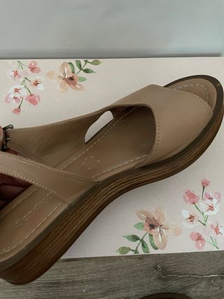 Sandalia de piel color beige. T.36